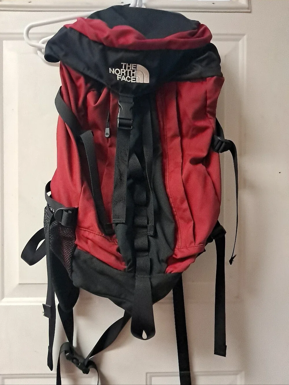 The North Face Lookout Hiking Camping Ruck-Sack BackPack. Red & Black.
